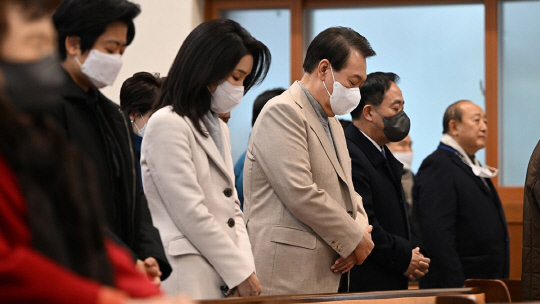 지난 2022년 12월 25일 윤석열 대통령과 김건희 여사가 서울 성북구 영암교회에서 예배를 드리고 있다. [대통령실]